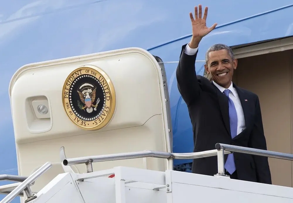 El presidente estadounidense Barack Obama saluda desde la puerta del avión Air Force One