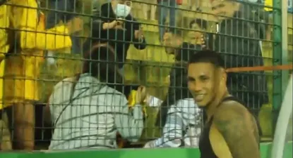 Rodrigo Saravia le entregó su camiseta del debut con Peñarol a su familia al terminar el partido ante Barracas Central
