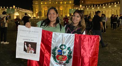 Guadalupe y Ámbar celebraron el nombramiento del papa León XIV en la Plaza de San Pedro en el Vaticano.
