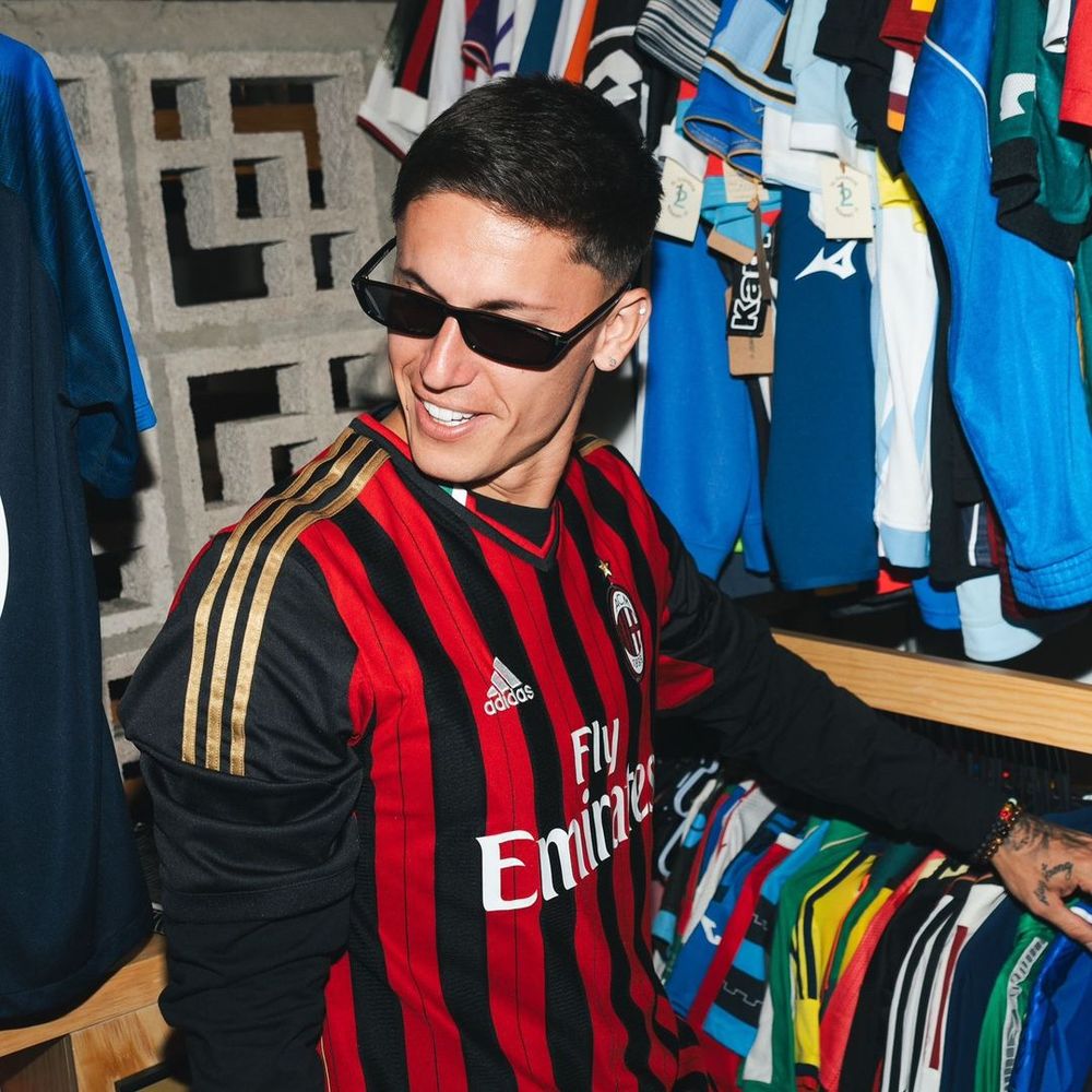 Brian Rodríguez mostró su espectacular colección de camisetas de fútbol