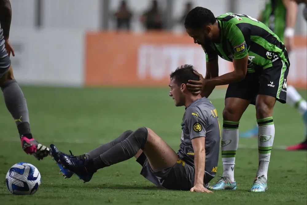 Sebastián Cristóforo en el piso ante Everaldo