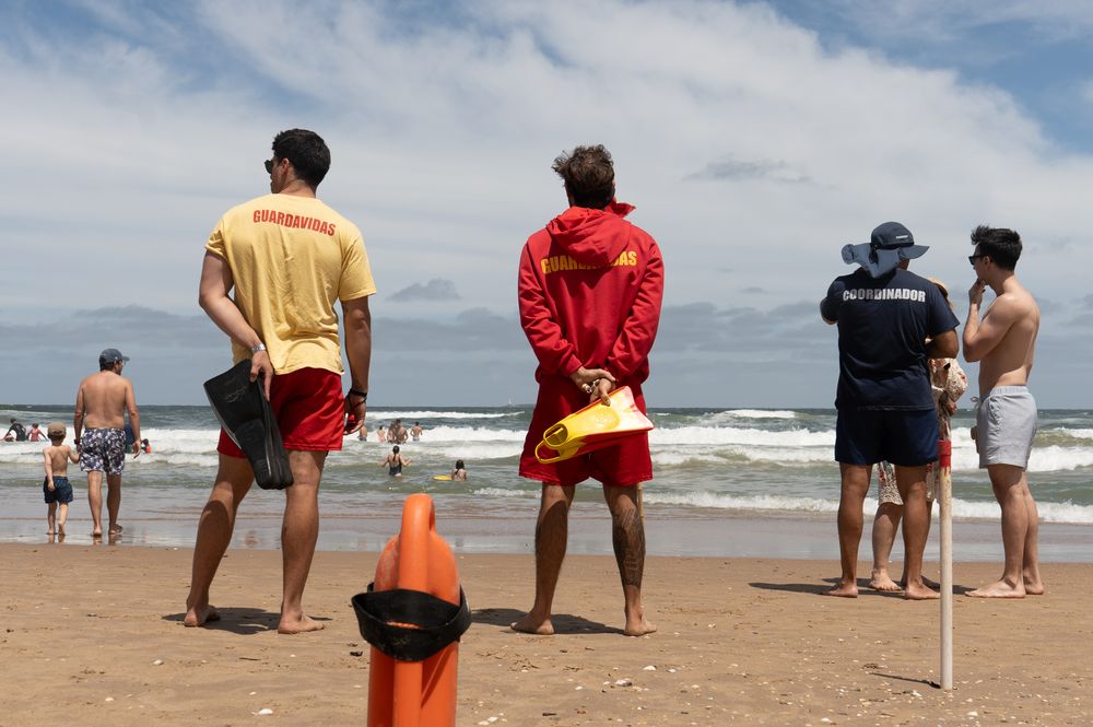 Guardavidas vigilan la playa Brava