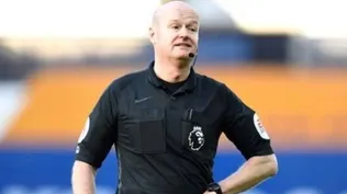 El árbitro Lee Mason renunció a la Premier League por un error en el VAR