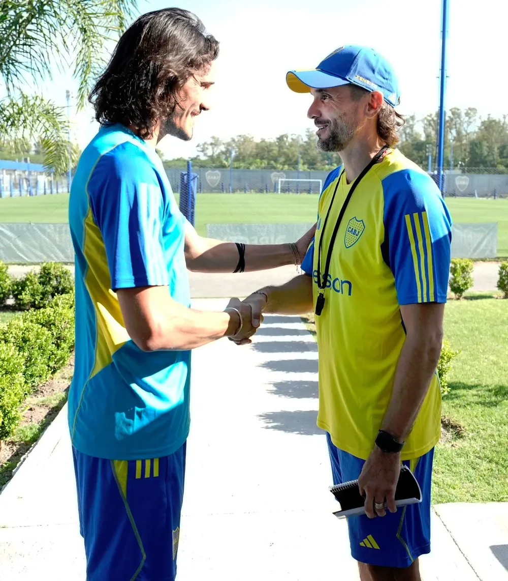 Cavani el día que comenzó la pretemporada de Boca, saludando al nuevo técnico, Diego Martínez