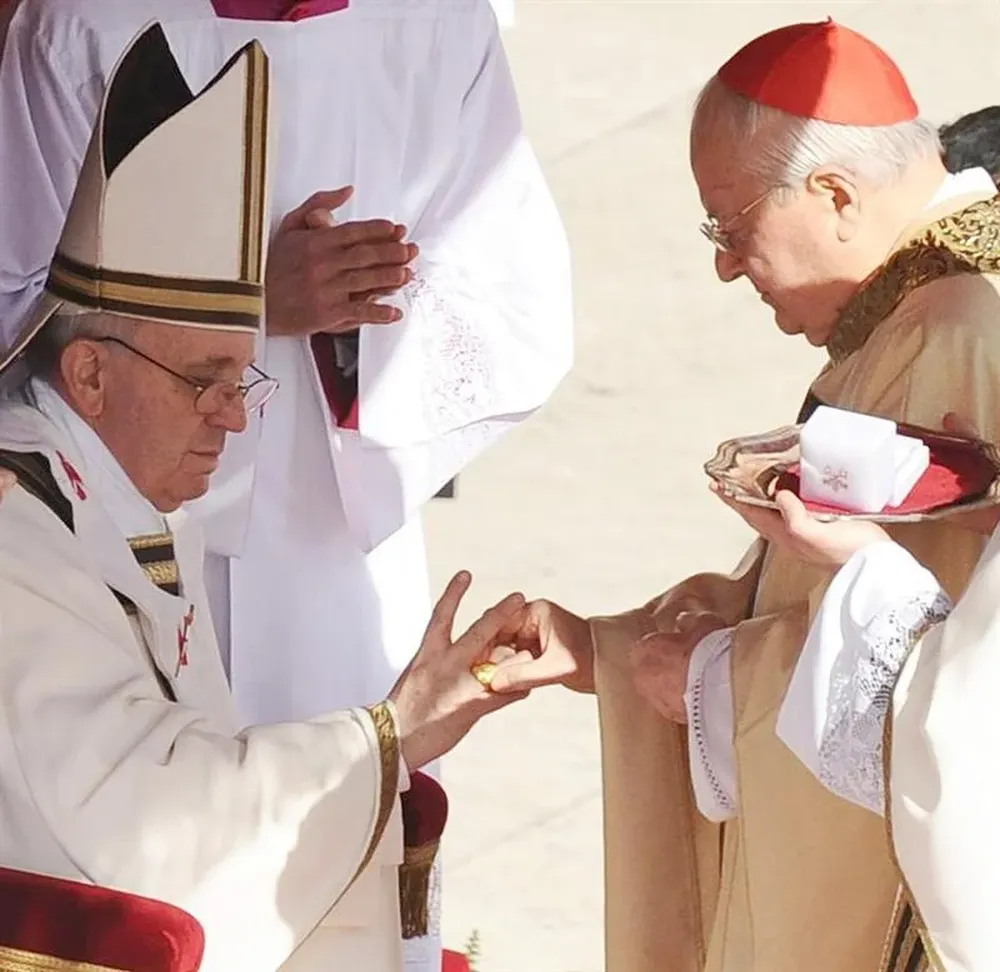 El papa Francisco recibe el anillo del Pescador de manos del cardenal Angelo Sodano durante la misa solemne de inicio de su pontificado.