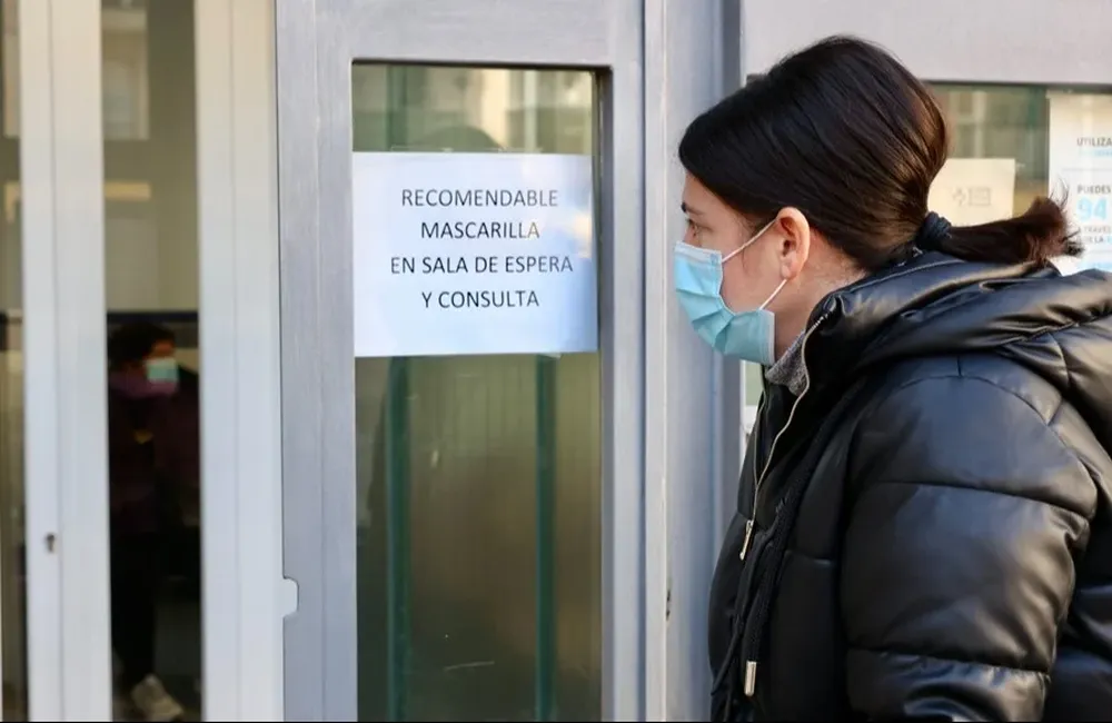 Una persona entra a un centro de salud de Logroño con mascarilla.
