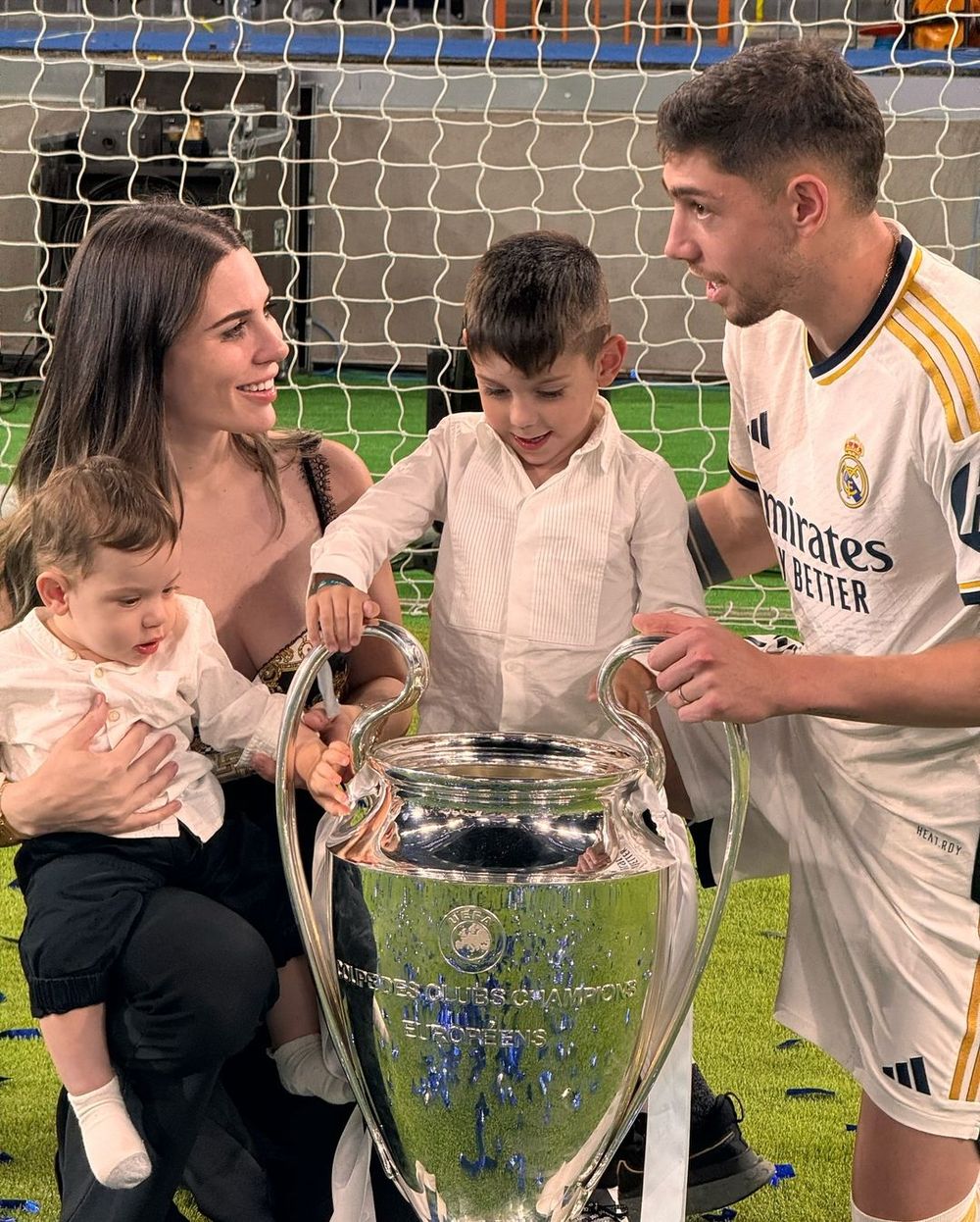 Federico Valverde y Mina Bonino junto a sus hijos
