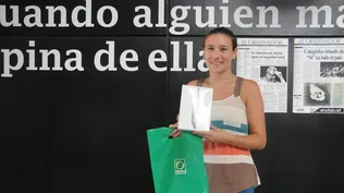 Gimena Sánchez recibe el Ipad Mini que se sorteó entre todos los que votaron en Los Favoritos de la Gente