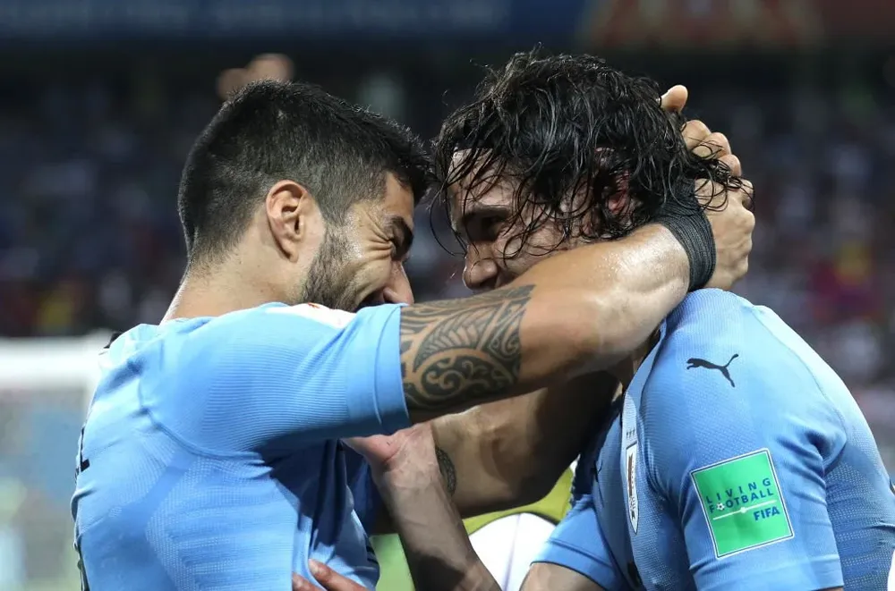 Luis Suárez y Edinson Cavani celebrando con la selección de Uruguay