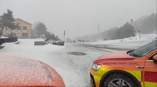 Los coches deben andar con cuidado para las nieves.