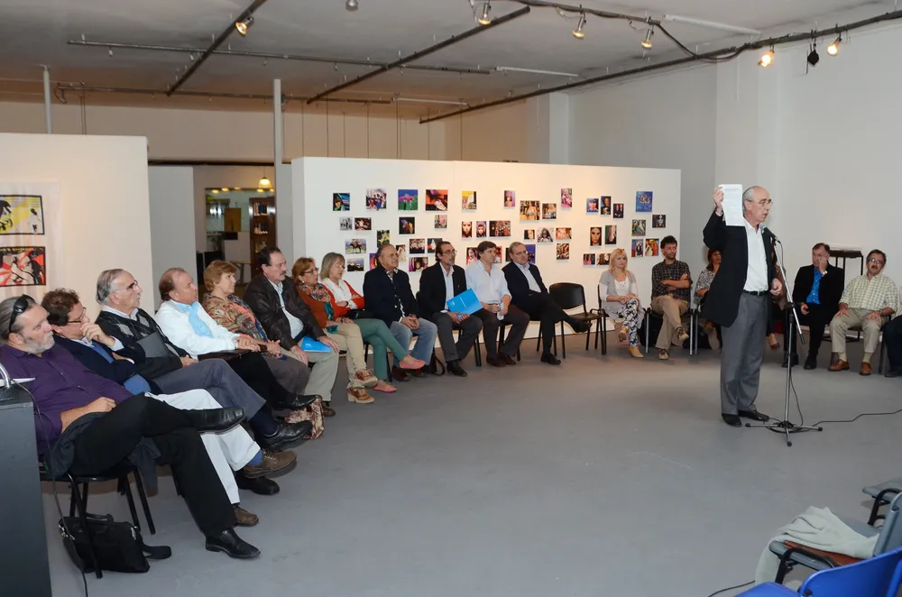 Achugar muestra el documento firmado, junto con Erlich y los directores de Cultura departamentales