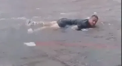 Momento en el que el vecino se tira a la calle a nadar