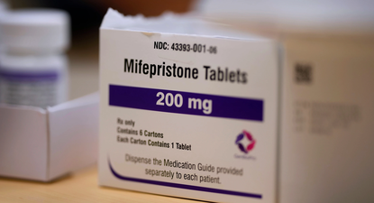 La Corte Suprema de EEUU restablece el acceso a la píldora abortiva mifepristona mediante telemedicina, correo y farmacias