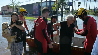 Lorena tras ser rescatada y entrega su casa a las aguas en Brasil