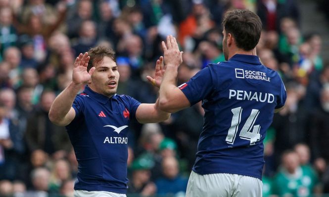 Festejo de Antoine Dupont y Damian Penaud en Dublín