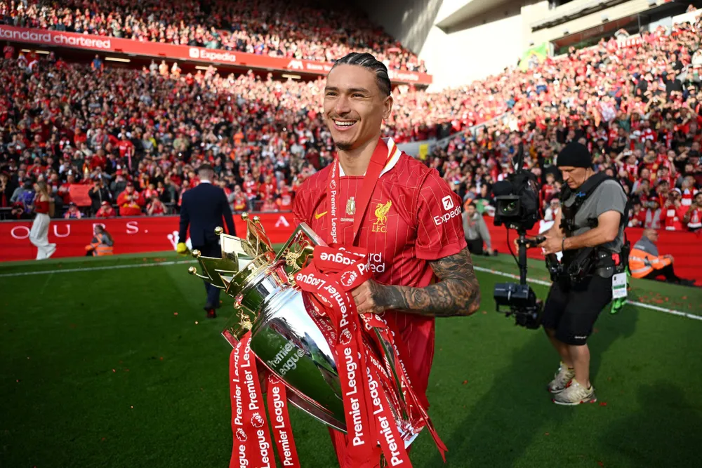 Darwin Núñez sonríe con el trofeo de la Premier League obtenido con Liverpool
