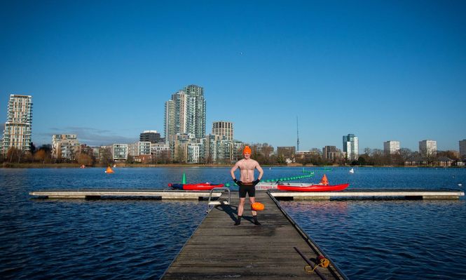 Bañándose en aguas a 3,9 grados una mañana de invierno en Londres.