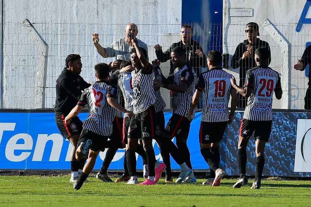 Los jugadores de Miramar Misiones celebran el empate de Pablo López ante Nacional