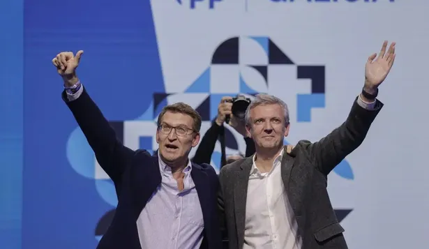 El presidente del PP, Alberto Núñez Feijóo, y el candidato a la presidencia de la Xunta de Galicia, Alfonso Rueda, participan en el cierre de campaña del candidato popular.