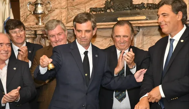 El nuevo presidente con su campanilla.
