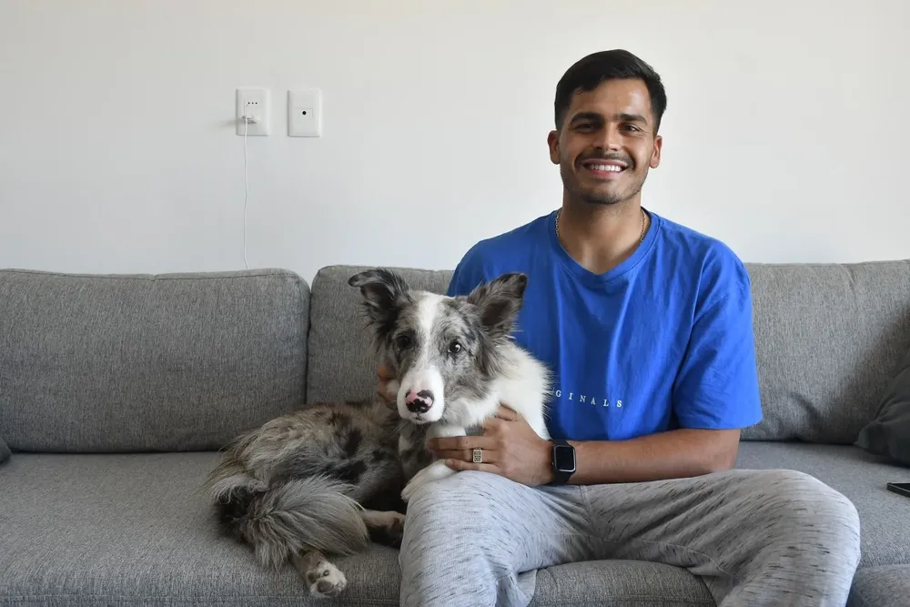 Silveira con su mascota, Aria