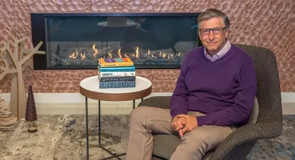 Los cinco libros que Bill Gates recomienda leer durante las vacaciones