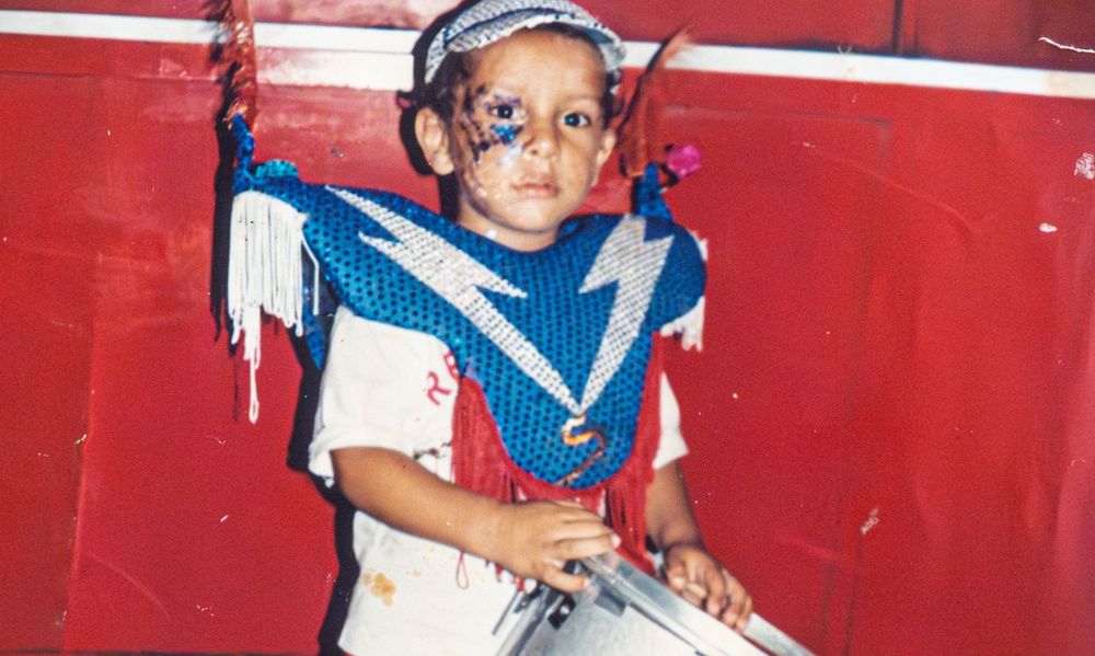 Sebastián Cáceres pronto para salir en un desfile de carnaval Sebastián Cáceres pronto para salir en un desfile de carnaval
