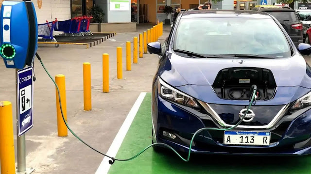 Movilidad sustentable: la Ciudad anuncia peajes gratuitos para autos eléctricos y descuentos a híbridos