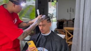 Darwin Núñez y el barbero Rodrigo Mozzo