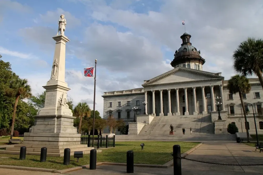 El estandarte en el capitolio de Carolina del Sur.