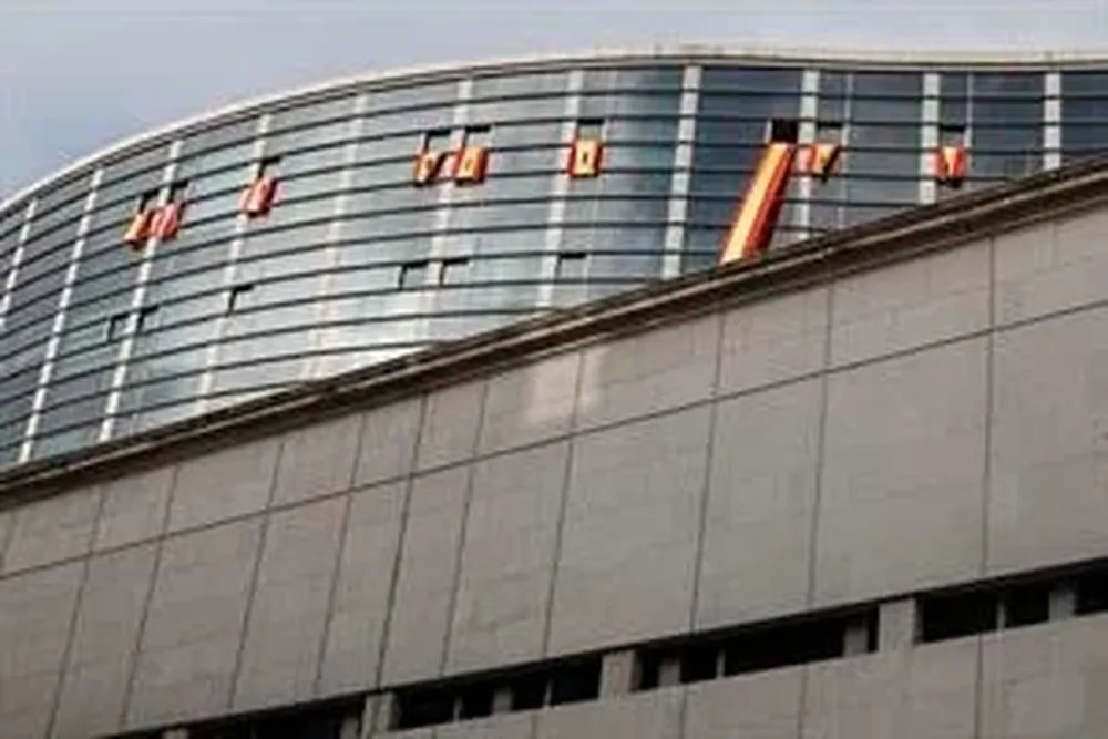 Vox ha desplegado banderas de España con crespones y el escudo recortado desde varias ventanas del edificio de ampliación del Congreso de los Diputados en señal del luto por la investidura de un nuevo gobierno de Pedro Sánchez