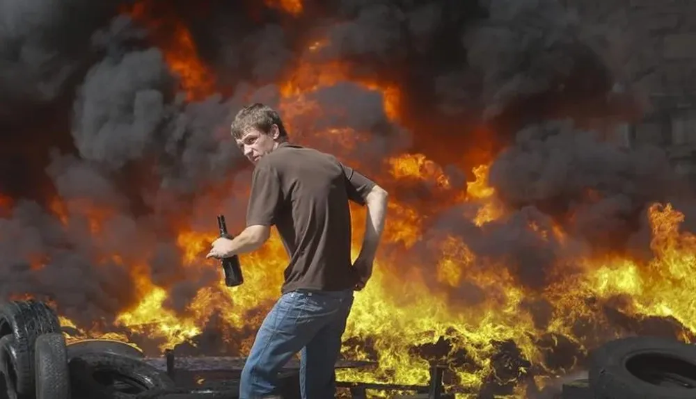 Ucrania. Un activista del Maidán sujeta un cóctel molotov durante una protesta contra las autoridades ucranianas