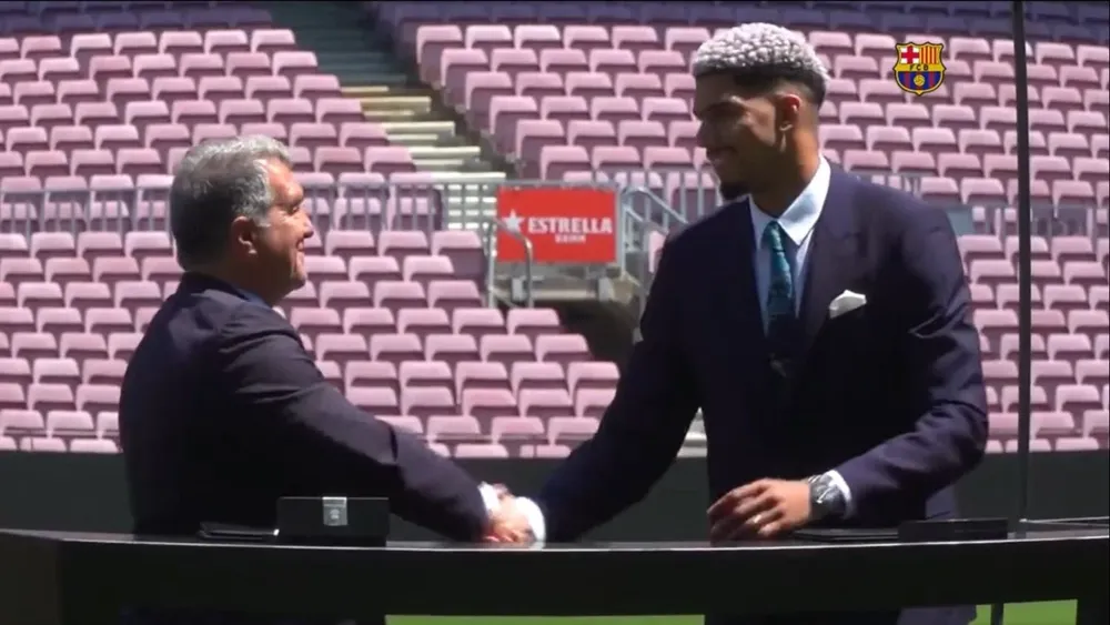 El apretón de manos de Laporta y Araujo