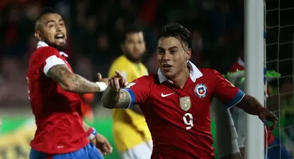 Eduardo Vargas festeja su gol frente a Brasil.