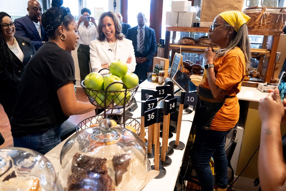 Kamala Harris en una visita a un pequeño negocio en Savannah, Georgia