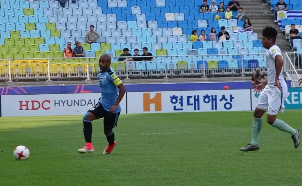 De la Cruz con el balón