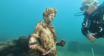 Una estatua en el Parque arqueológico submarino de Baia, en Italia.