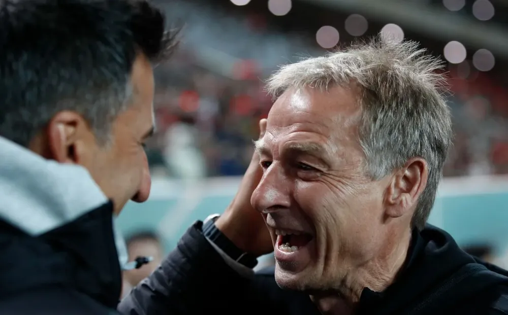 El cálido saludo de Broli y Klinsmann en Seúl