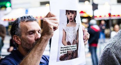 Un manifestante protestó frente a unos grandes almacenes de París donde Shein planea abrir su primer establecimiento permanente.