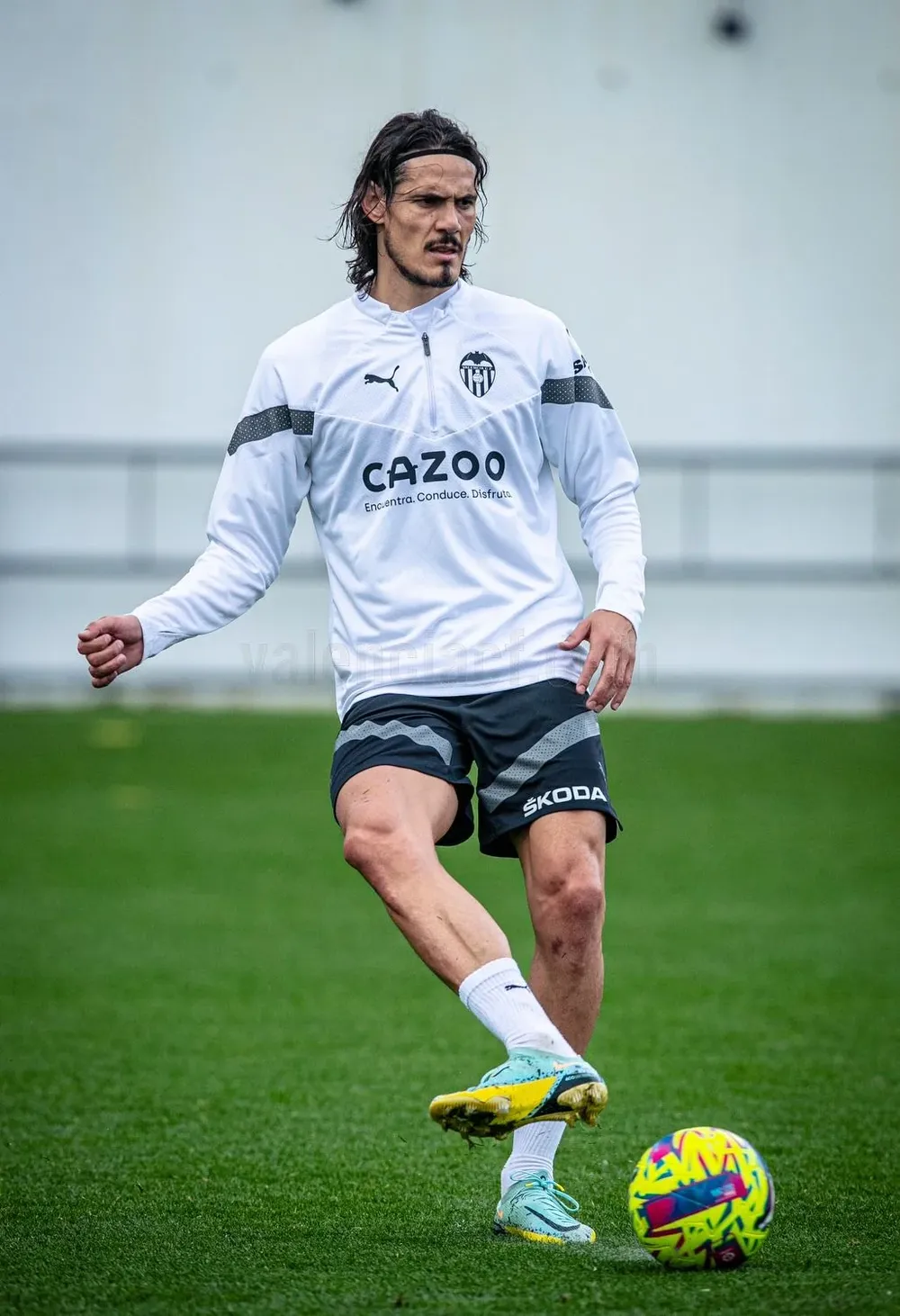 Edinson Cavani retomó las prácticas en Valencia