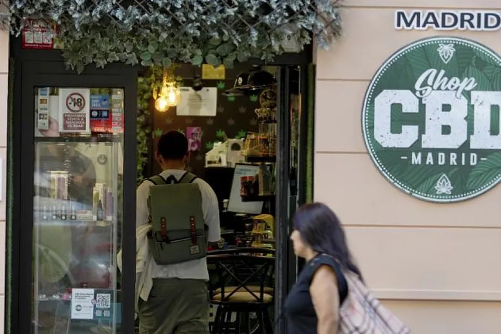 Habrá fuertes multas y sanciones para quienes vendan cannabinoides y vapeadores a menores de edad.