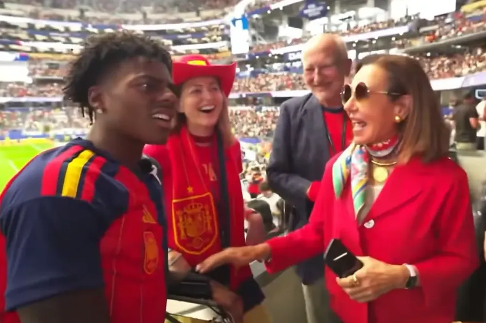 El streamer estadounidense Speed conversa con Ana Botín, la presidenta del Banco Santander, en un momento del partido España-Francia.&nbsp;