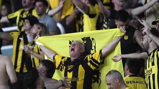 Hinchas de Peñarol en el Estadio Nilton Santos para el partido ante Botafogo por Copa Libertadores