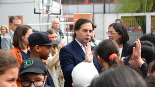 Luis Lacalle Pou saluda a los estudiantes en el colegio Federico Ozalam