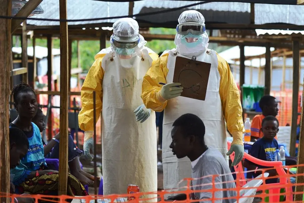 Profesionales de Médicos Sin Fronteras en un centro de tratamiento contra el ébola en Sierra Leona.