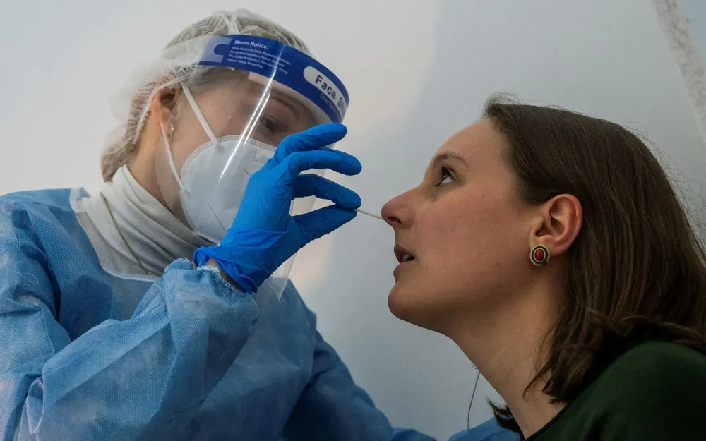 Ómicron es la cepa que genera más reinfecciones