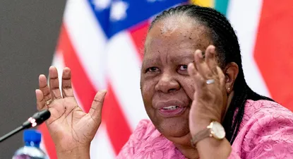 La ministra de Relaciones Exteriores de Sudáfrica, Naledi Pandor,  con el secretario de Estados Unidos, Antony Blinken