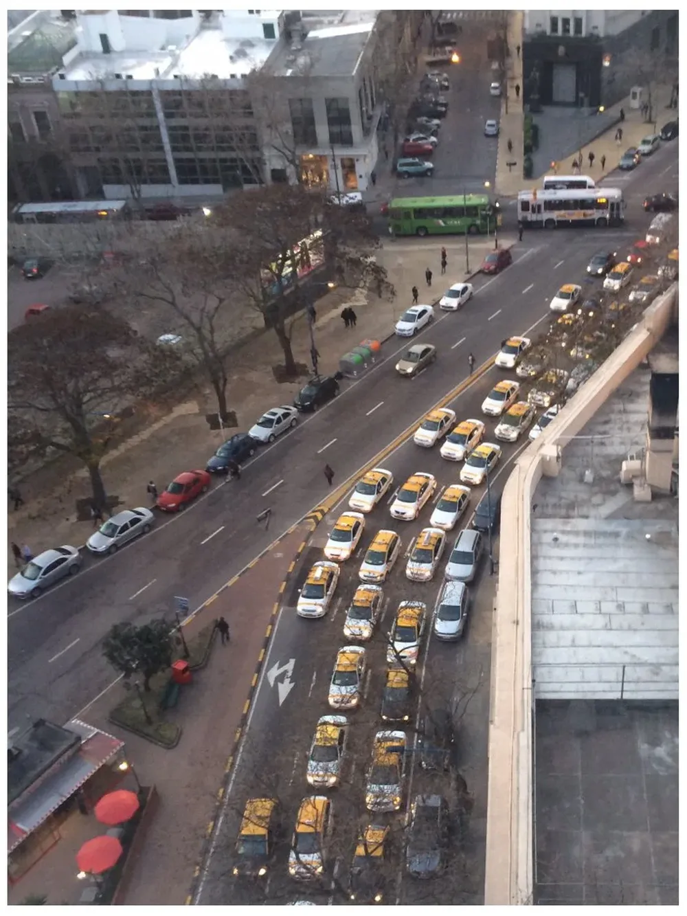 Los taxistas marchan por Avenida Libertador hacia 18 de Julio tras asesinato de un trabajador en el barrio Peñarol