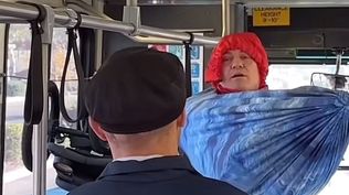 Hombre se colgó de hamaca en ómnibus de Nueva York y el video se conviritó en viral