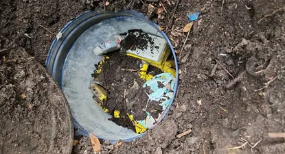 policia encontro 100 kilos de cocaina enterrados en tarrinas en una casa de colonia nicolich